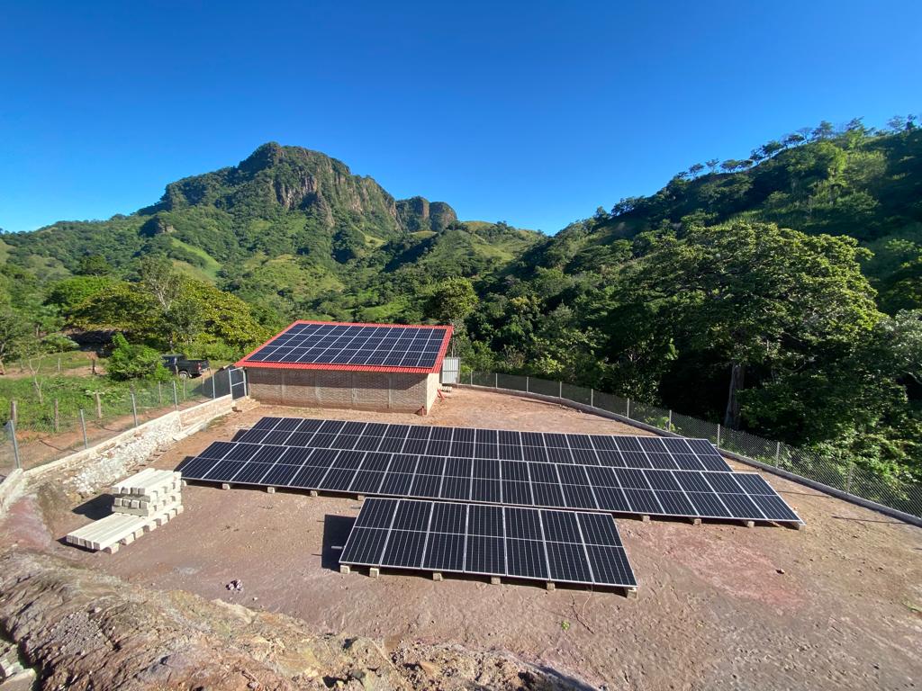 Tomás Gómez Navarro, Director del IUIIE – UPV, coordina el proyecto “Comunidades rurales de carbono cero” para llevar electricidad a dos aldeas de Honduras utilizando fotovoltaica y capacitando a la población local
